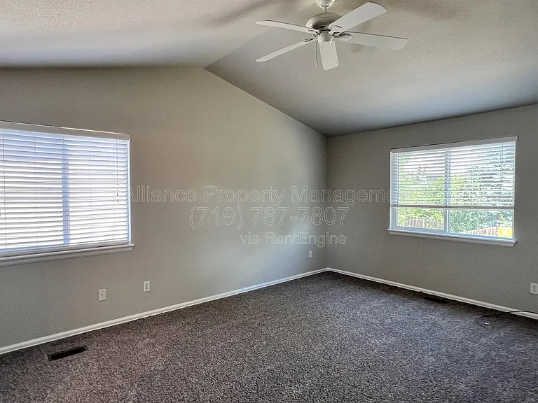 5671 Vermillion Bluffs Dr — Photo 15