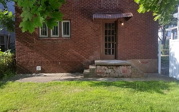 2nd image of 944 Delia Ave