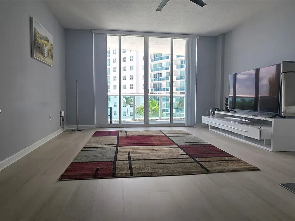 7900 Harbor Island Dr #806