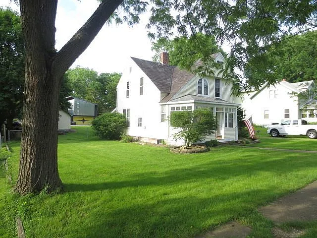 309 E James St photo 1