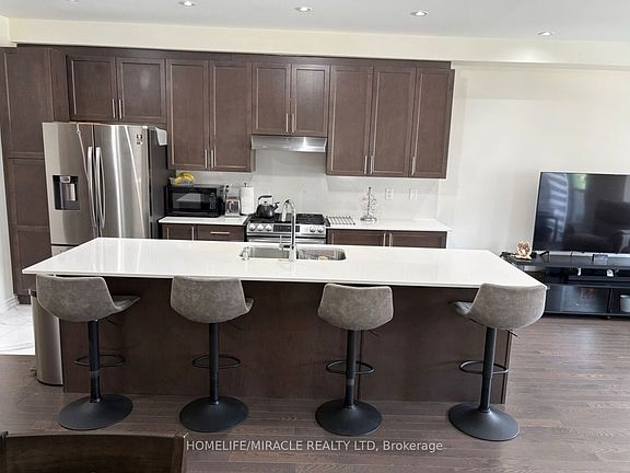 2nd image of 23 Arrowview Dr