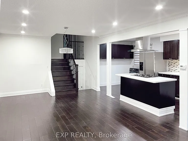 551 Hayward Cres #UPPER — Photo 8