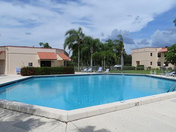 3rd image of 1915 NE Collins Cir APT 30