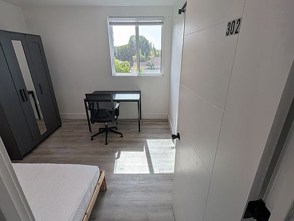 4th image of 1575 W 37th Pl #302