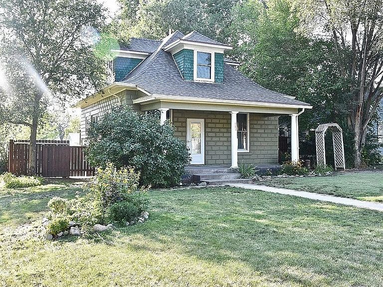 Listing photo 2