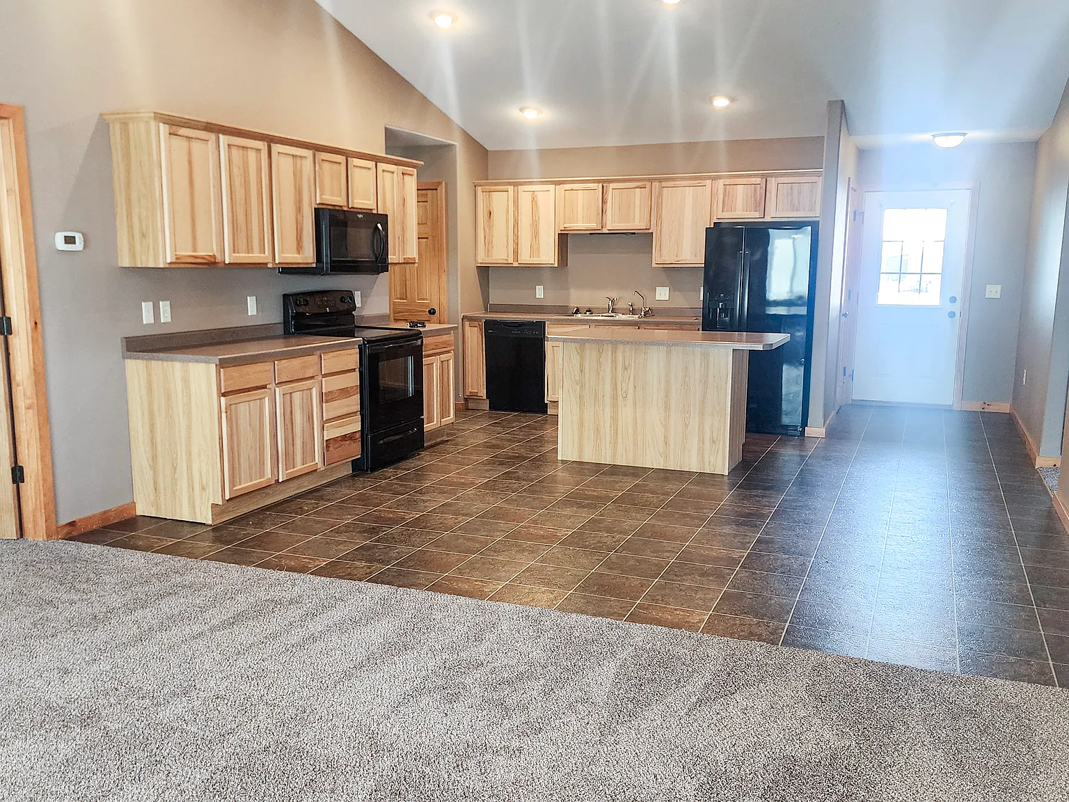 3 bed, 1900 sqft, $1,755 — Photo 3