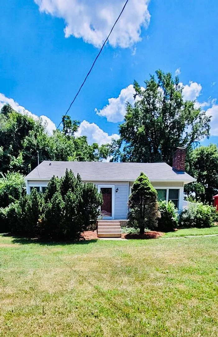 Great location -2BR, 2BA with Yard and Garage — Photo 1