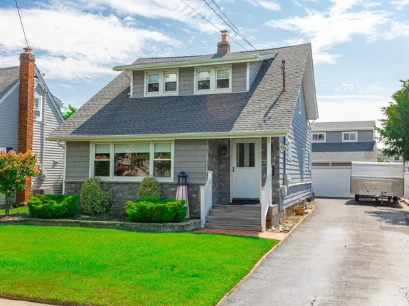 12 S Bay Avenue, Amityville, NY 11701