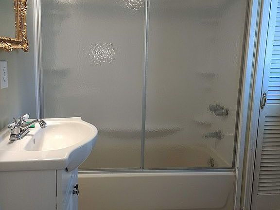 Full bathroom tub/shower