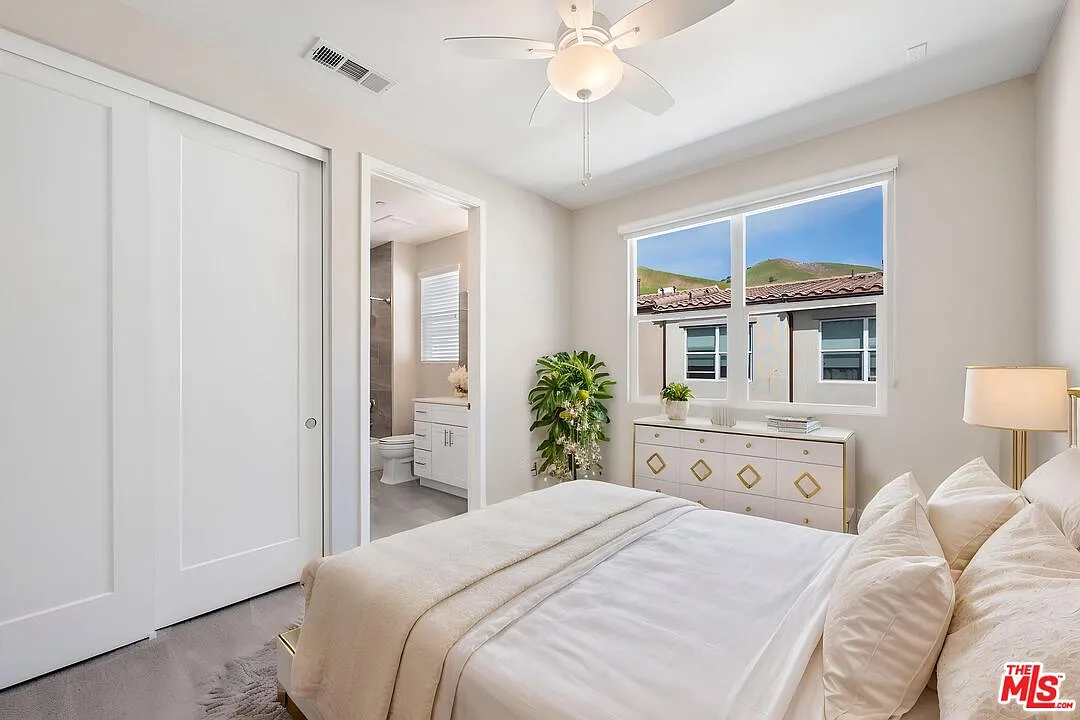 3 bed, 2.5 bath, $6,695 — Photo 4