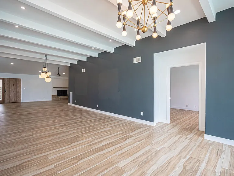 330 E Country Club Dr — Photo 36