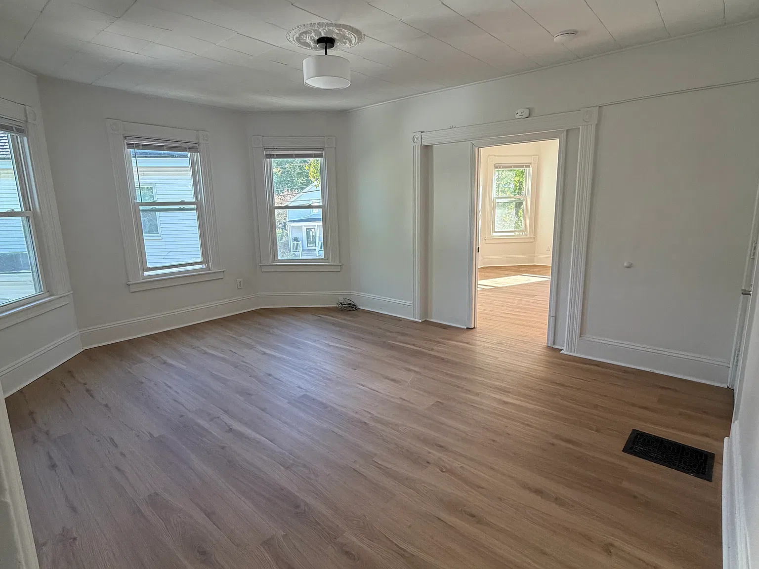 3 bed, 1000 sqft, $2,350 — Photo 2