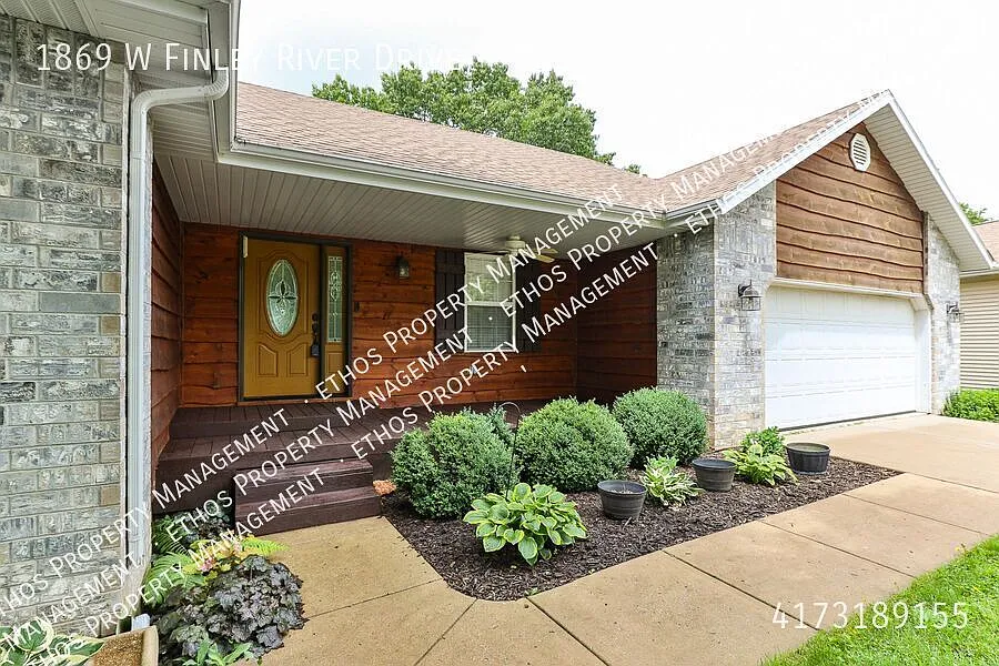 Available now! 3bed/3 bathroom home with a detached Shop/garage located in Nixa!! — Photo 2