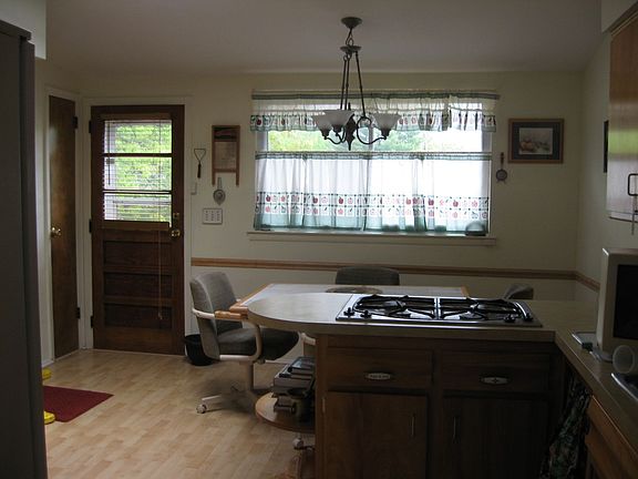 eat-in kitchen,door to deck