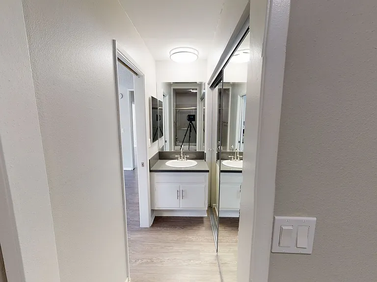 Wilshire Regency Apts. — Photo 21
