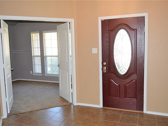 4th image of 924 Lake Grove Dr