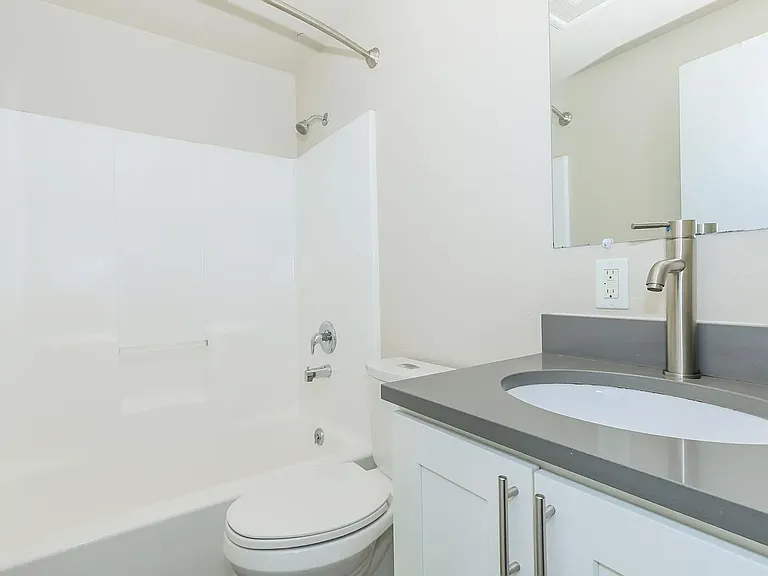 100 on 6th *Limited Time Concession: Now Offering 1 Months Free Rent* — Photo 16