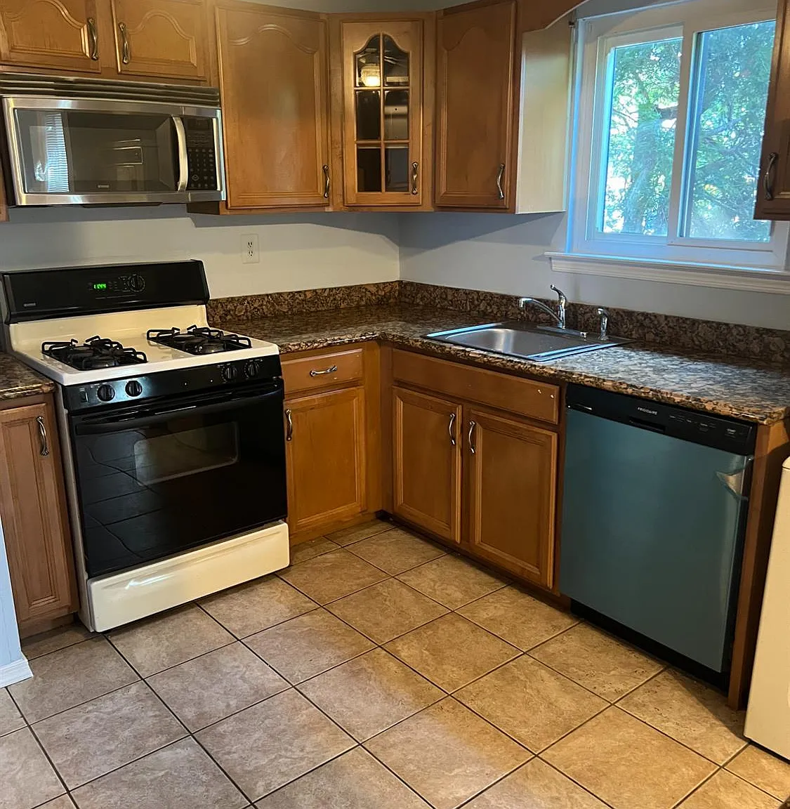 2 bed, 1.5 bath, 1077 sqft, $2,500 — Photo 1