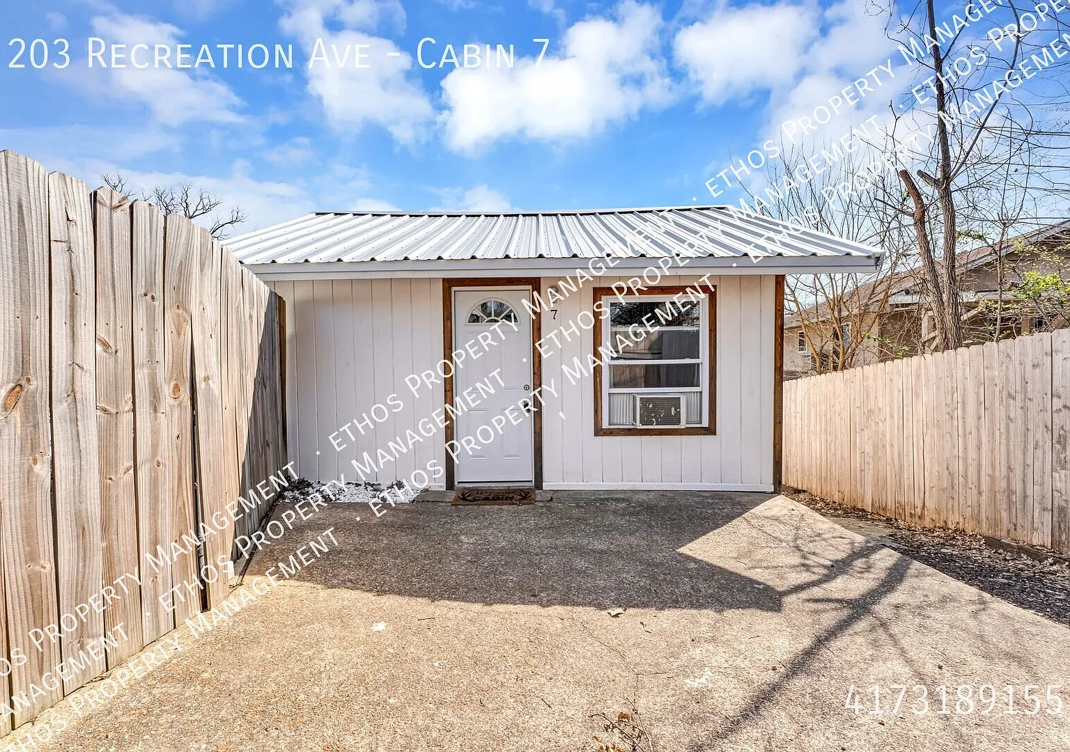 Availible Now 2 Bed 1 Bath Near The Lake — Photo 1