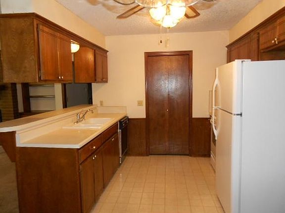 Kitchen, elec stove, breakfast bar, pantry, microwave, dishw