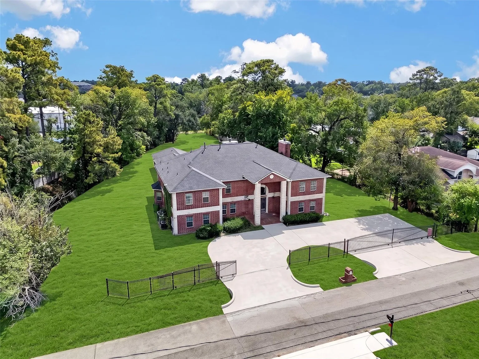 8 bed, 6.0 bath, 7385 sqft, $4,500 — Photo 3