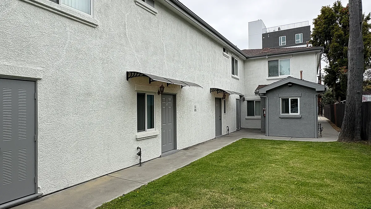 Building Photo - 1189 W 36th St #4-5