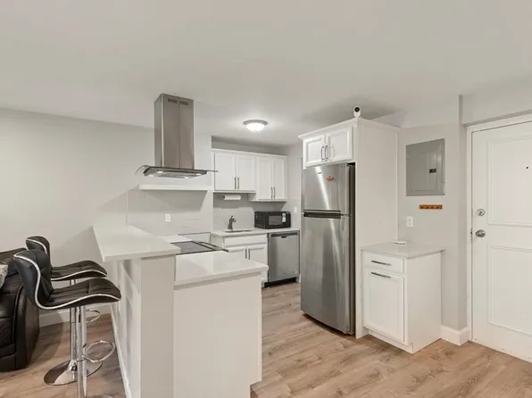 26 W Wyoming Ave APT 2D, Melrose, MA 02176