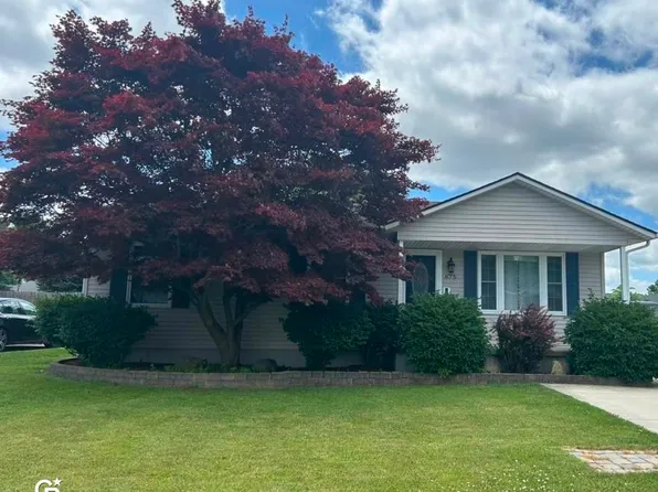 675 Applegate Dr, Marysville, MI 48040