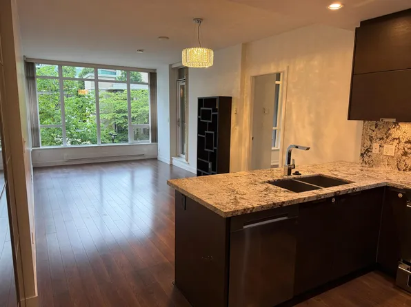 2077 Rosser Ave #201, Burnaby, BC V5C 0G6