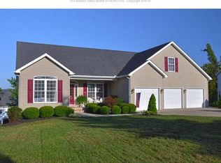 1047 Saint Ives Dr, Hurricane, WV 25526