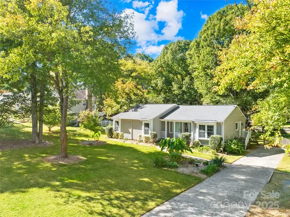 1227 Lightwood Dr, Matthews, NC 28105