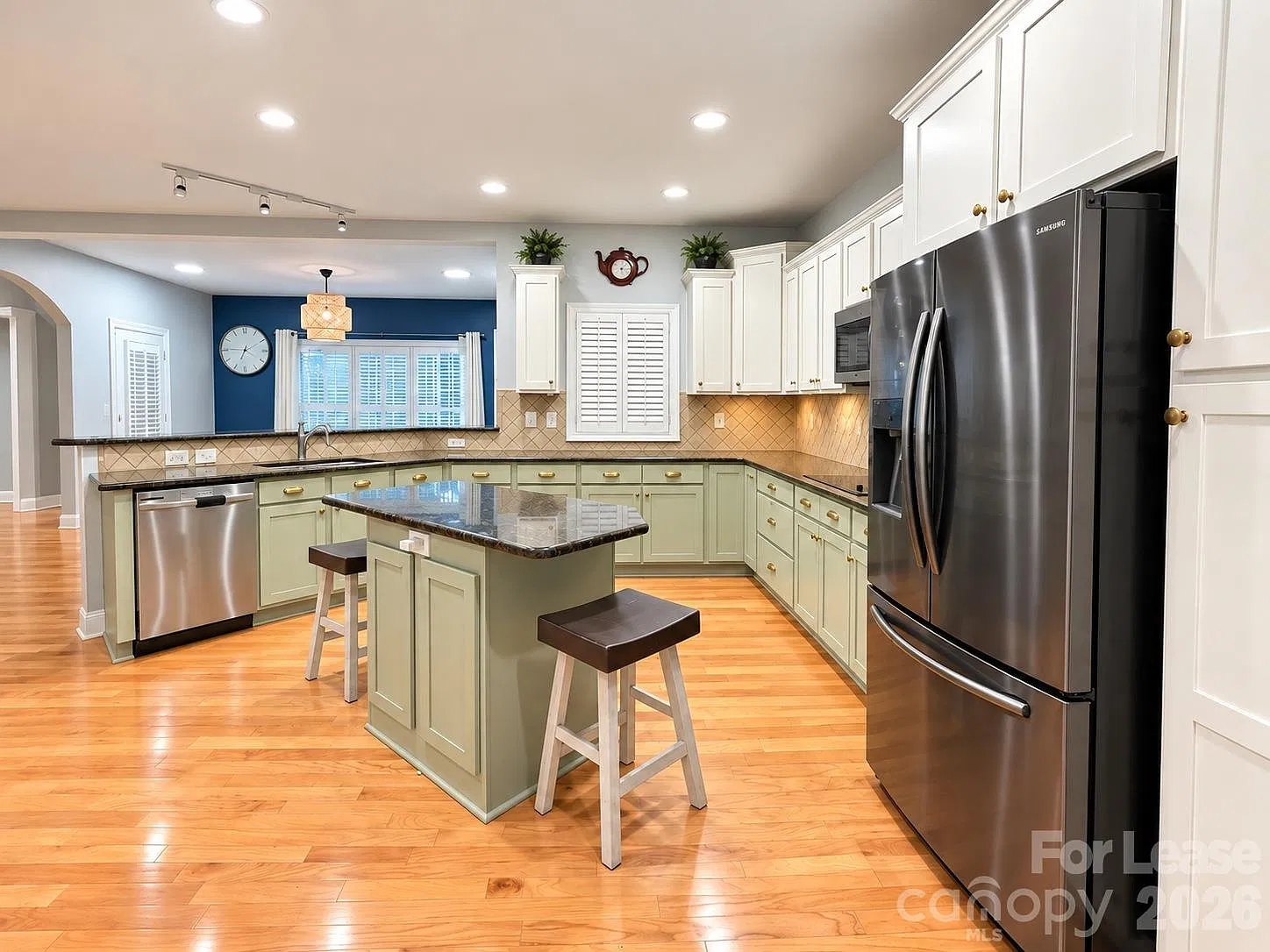 4 bed, 3.5 bath, 4272 sqft, $6,000 — Photo 2