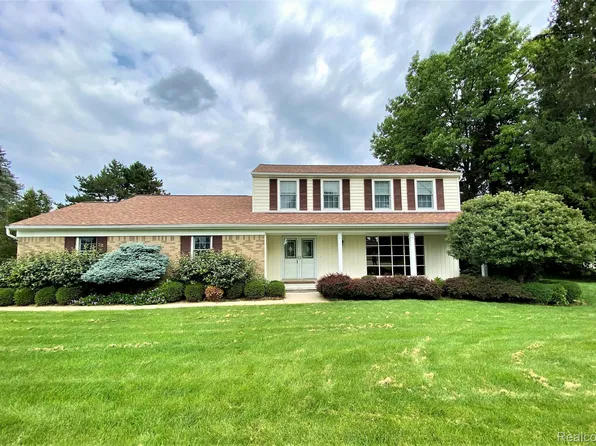 8335 Hilltop Ct, Washington, MI 48095