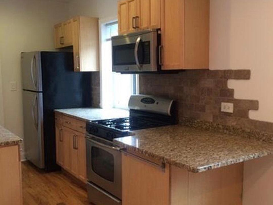 Gas stove. Granite counter tops.