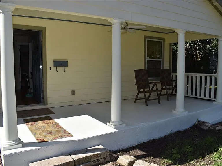 2109 Wright St — Photo 3