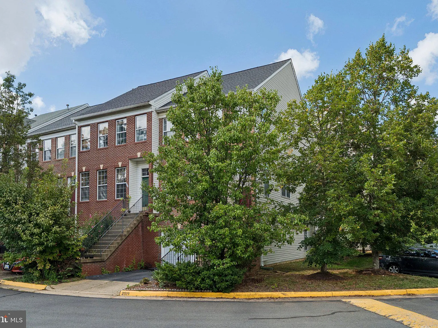 4 bed, 4.0 bath, 2110 sqft, $3,200 — Photo 3