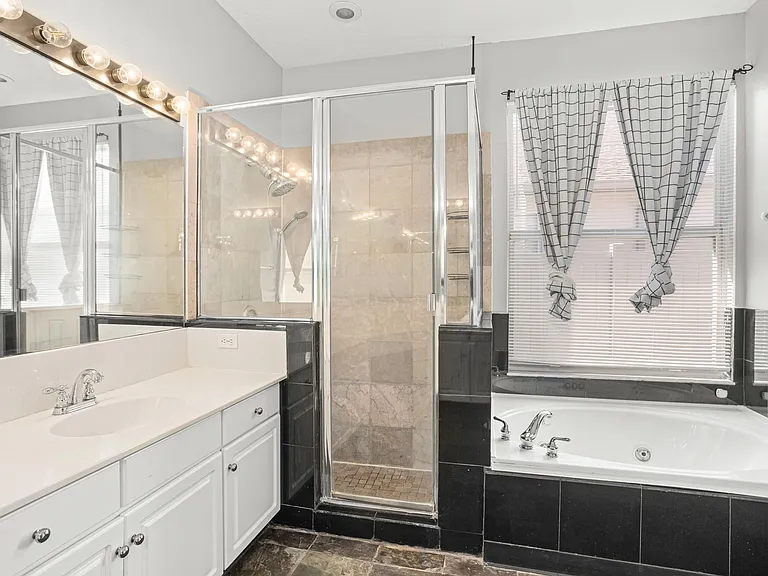 2810 University Acres Dr — Photo 34