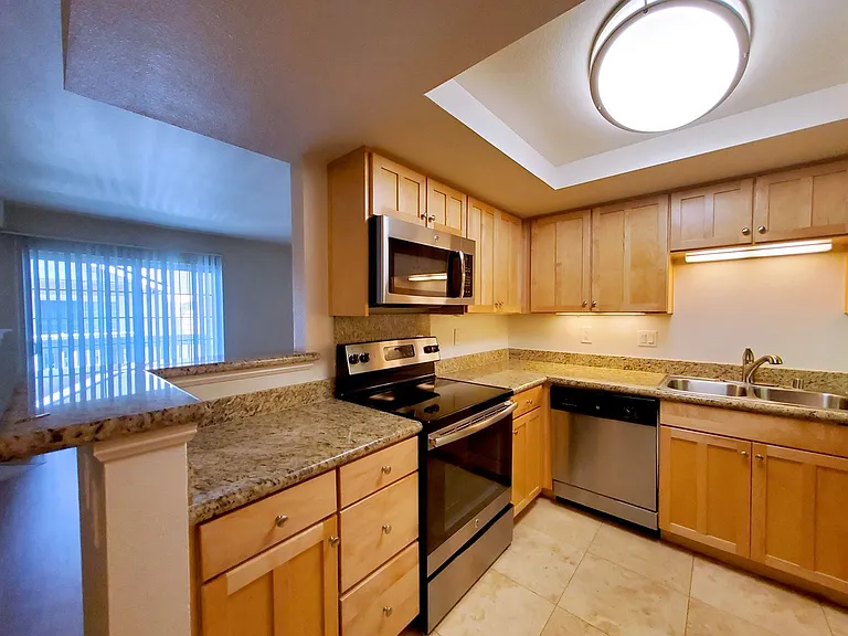 Citrus Court Apartments — Photo 10