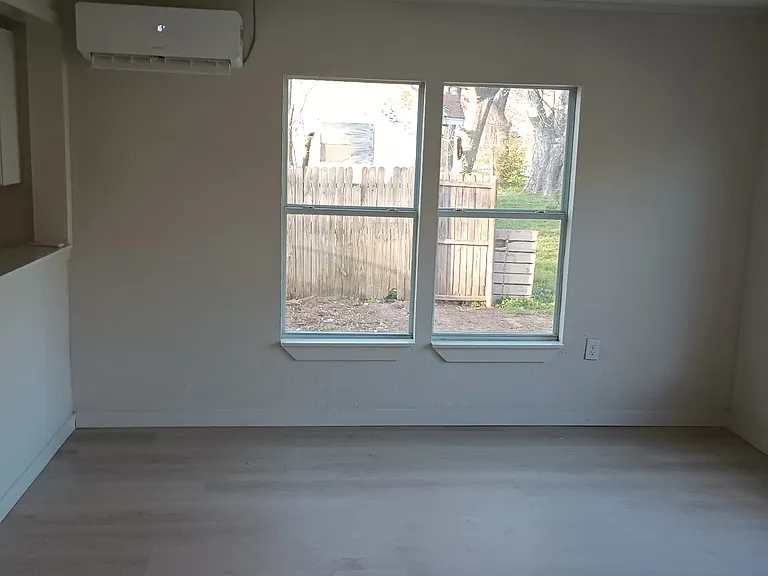 906 Peach St — Photo 10