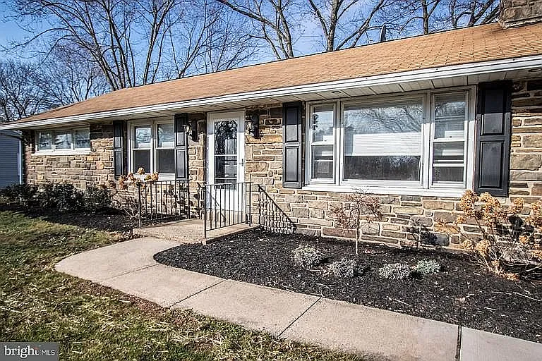 3 bed, 1300 sqft, $2,000 — Photo 2