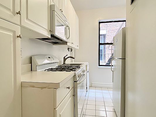 5th image of 925 W End Ave APT 6G