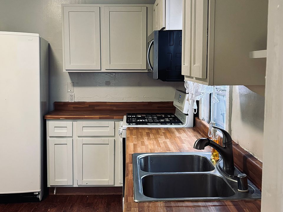 2nd image of 906 Grayson St