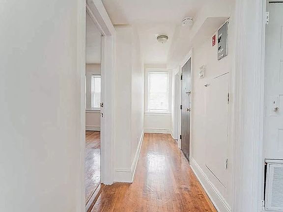 4th image of 139 Chestnut Ave #2