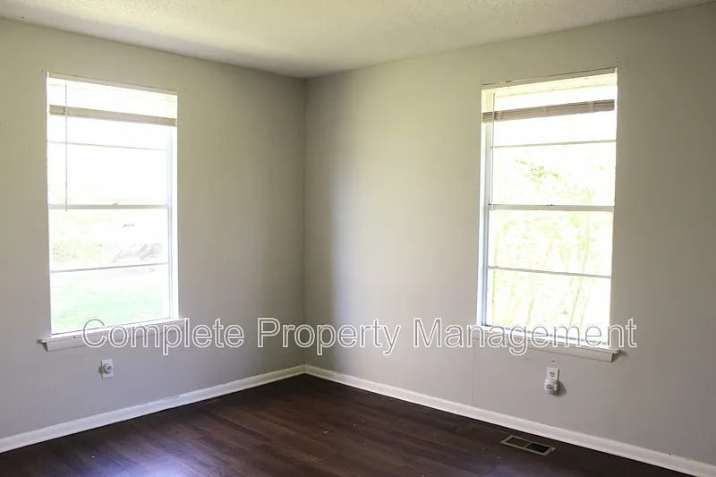 3 bed, 1.0 bath, 1950 sqft, $1,100 — Photo 4