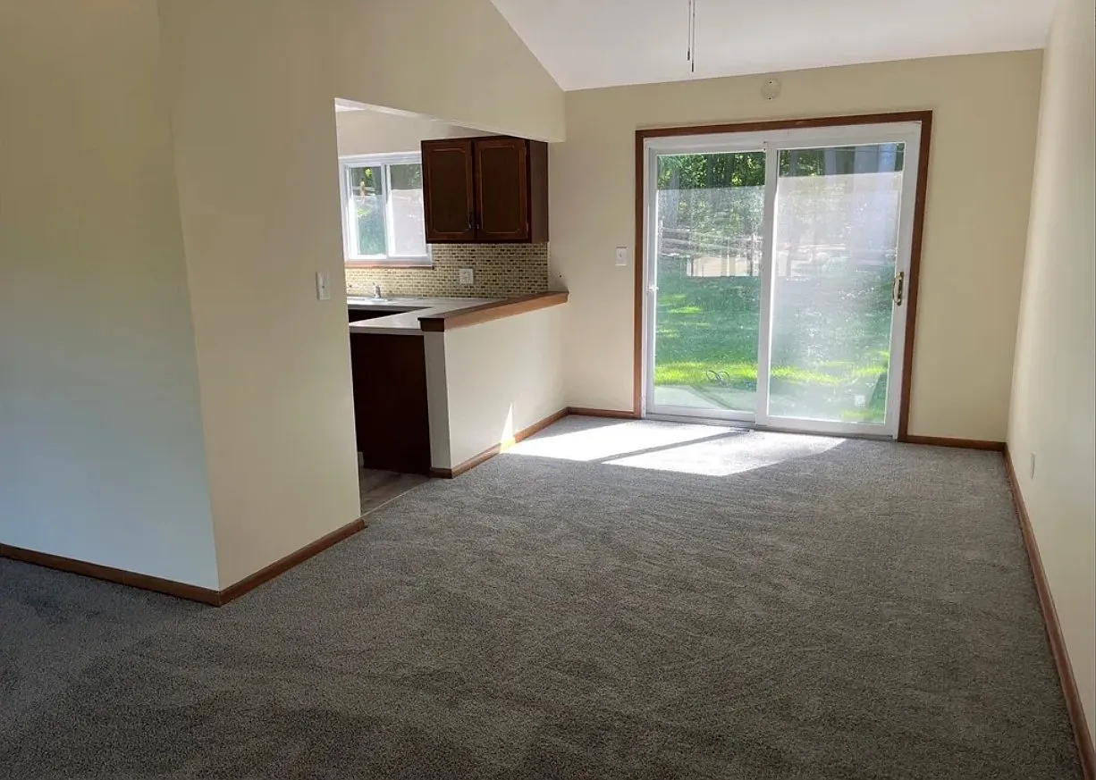 3 bed, 2200 sqft, $2,295 — Photo 4
