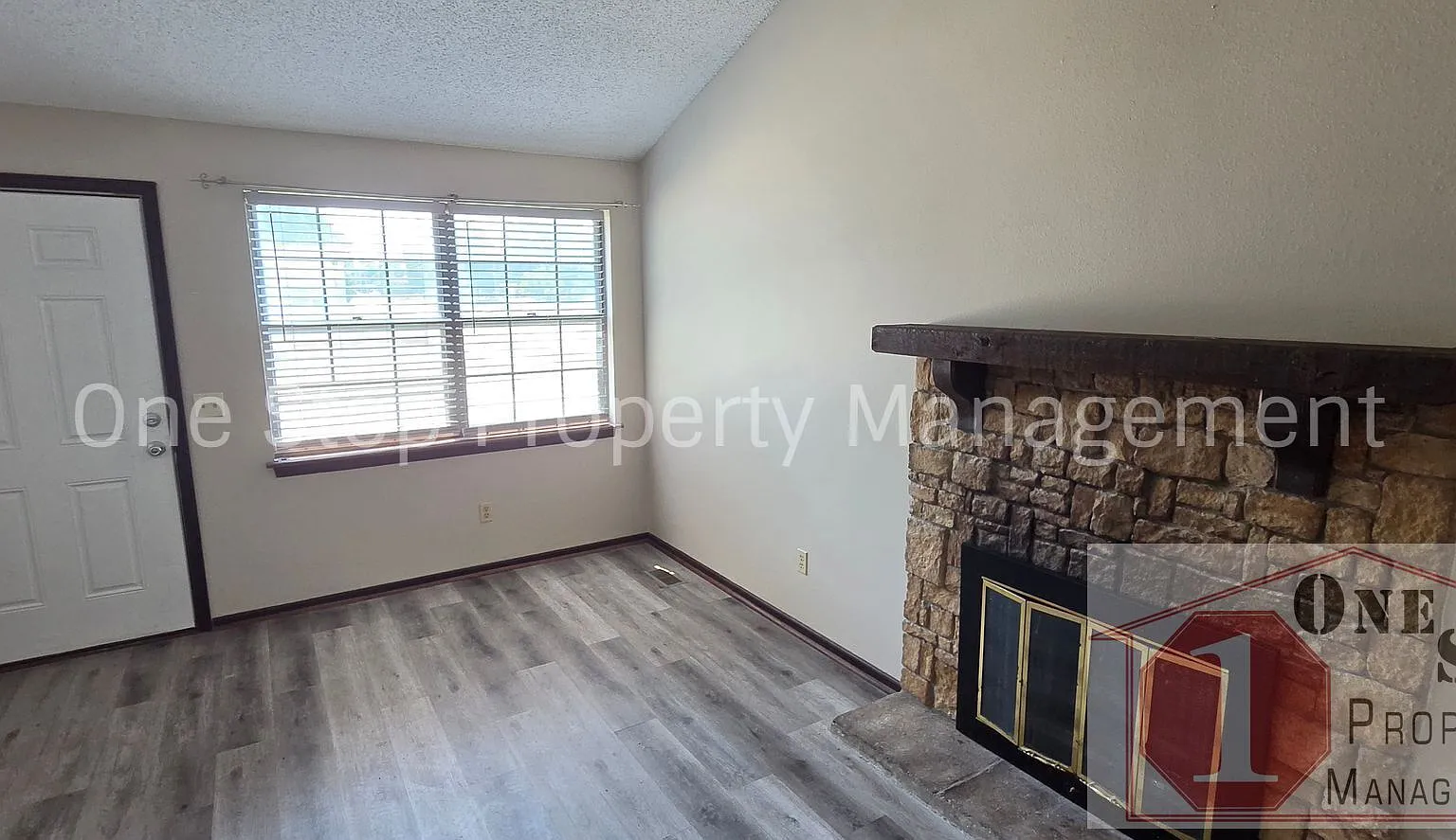 Beautiful 3 Bedroom / 1.5 Bathroom Duplex in Olathe! — Photo 4