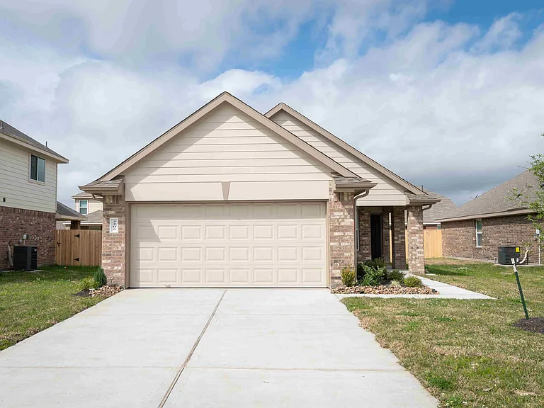 3205 Honeysuckle Dr — Photo 1