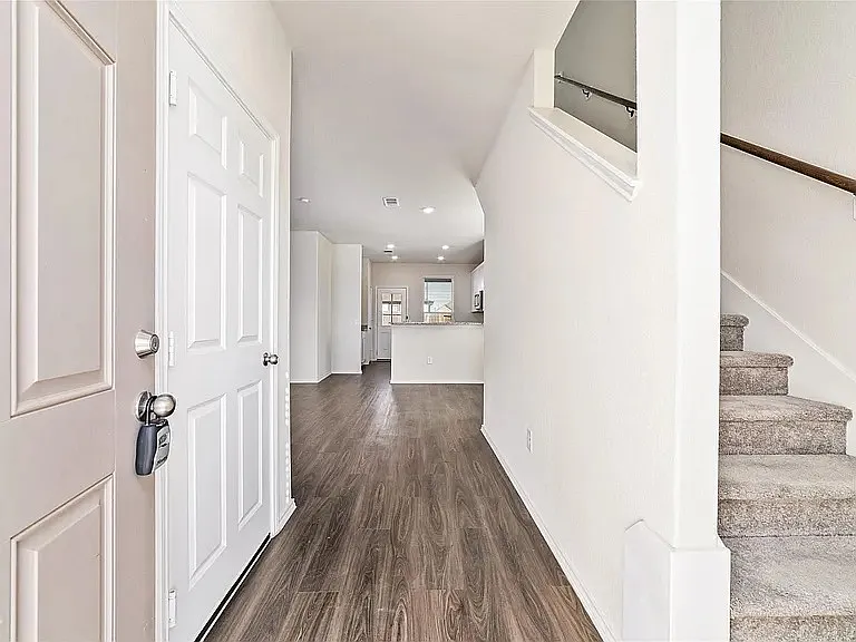 4 bed, 2096 sqft, $2,450 — Photo 2
