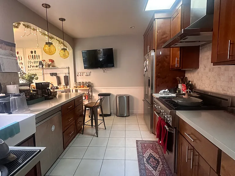 1628 Alemany Blvd — Photo 1