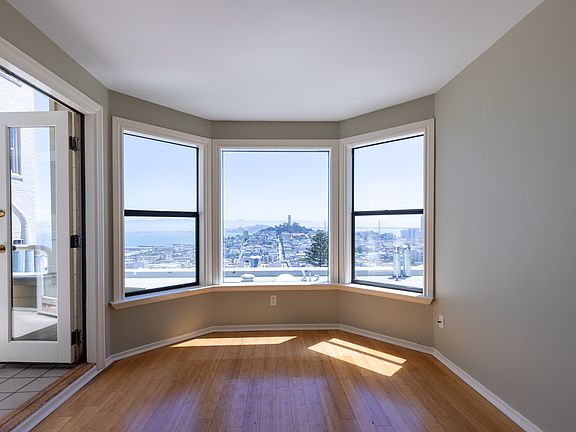 4th image of 2208 Hyde St